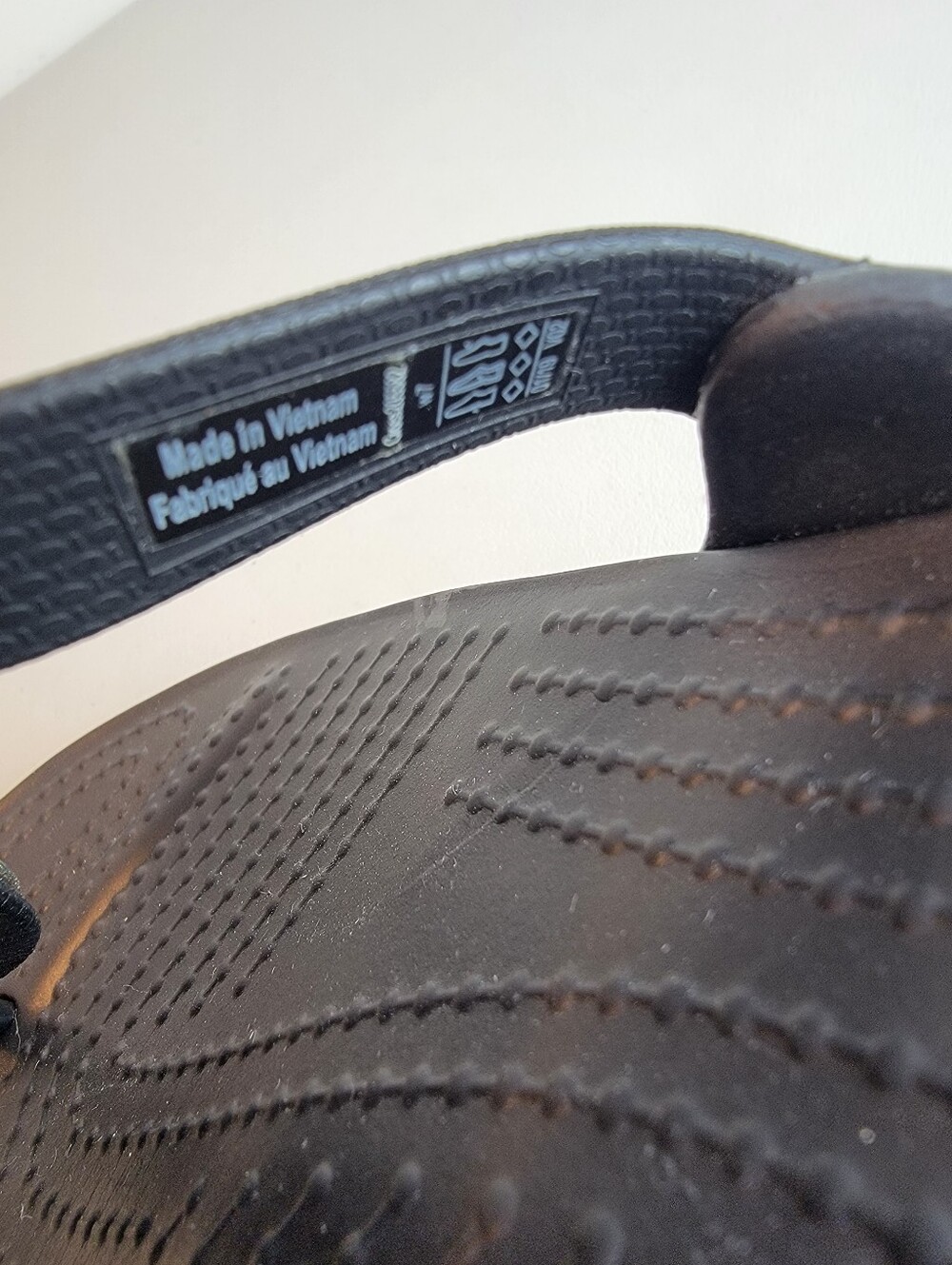 Crocs Sanrah Liquid Metallic Wedge Flip Flops Sandals Black/Silver Womens Sz 7 - Picture 3 of 10